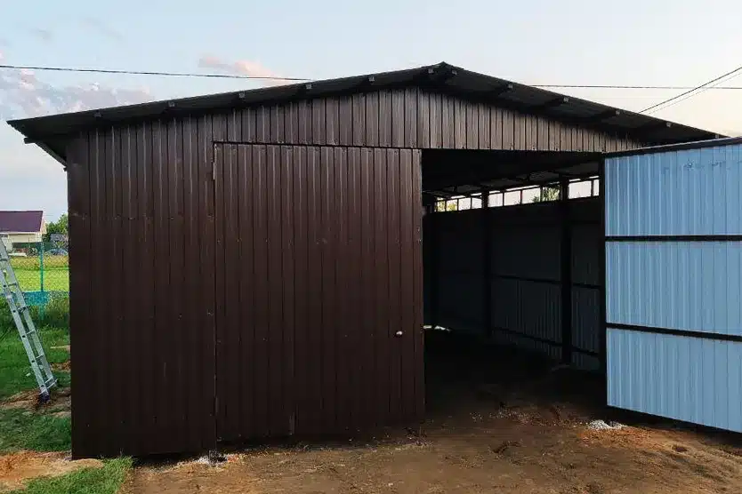 Двускатный навес с воротами в Великом Новгороде
